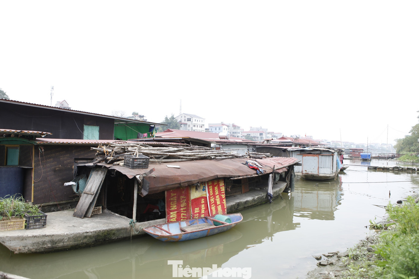 Bắc Giang khẩn trương đưa làng chài Nguyệt Đức lên bờ. Ảnh: Nguyễn Thắng Bắc Giang khẩn trương đưa làng chài Nguyệt Đức lên bờ. Ảnh: Nguyễn Thắng