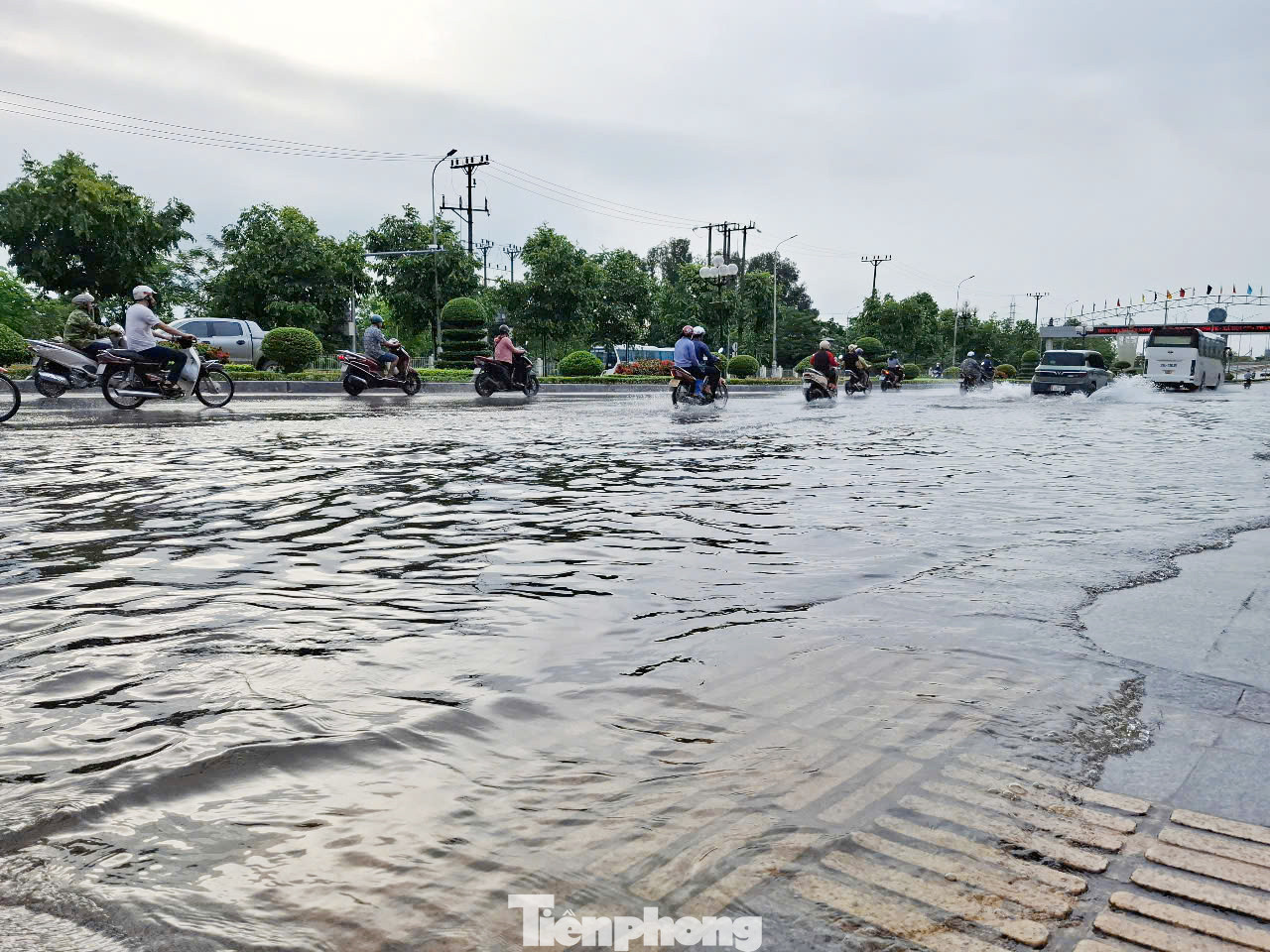 Đường Hùng Vương (thành phố Bắc Giang) có nhiều điểm ngập nước vào 6 giờ sáng 4/6/2025. Ảnh: Nguyễn Thắng
