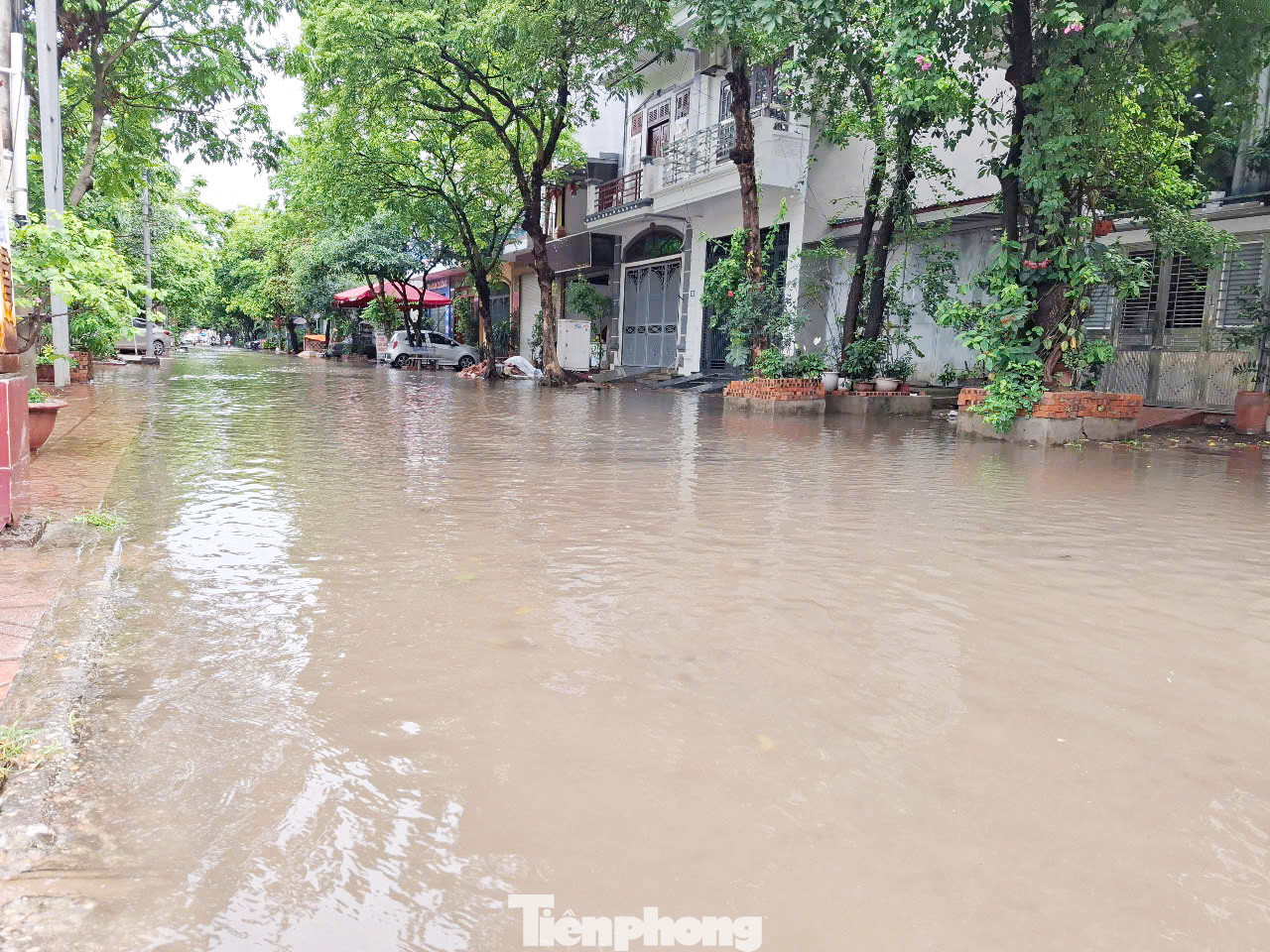 Đến gần 8 giờ sáng 4/6/2025, đường Nguyên Hồng (thành phố Bắc Giang) nước mưa vẫn còn ngập đến cửa nhà dân. Ảnh:Nguyễn Thắng