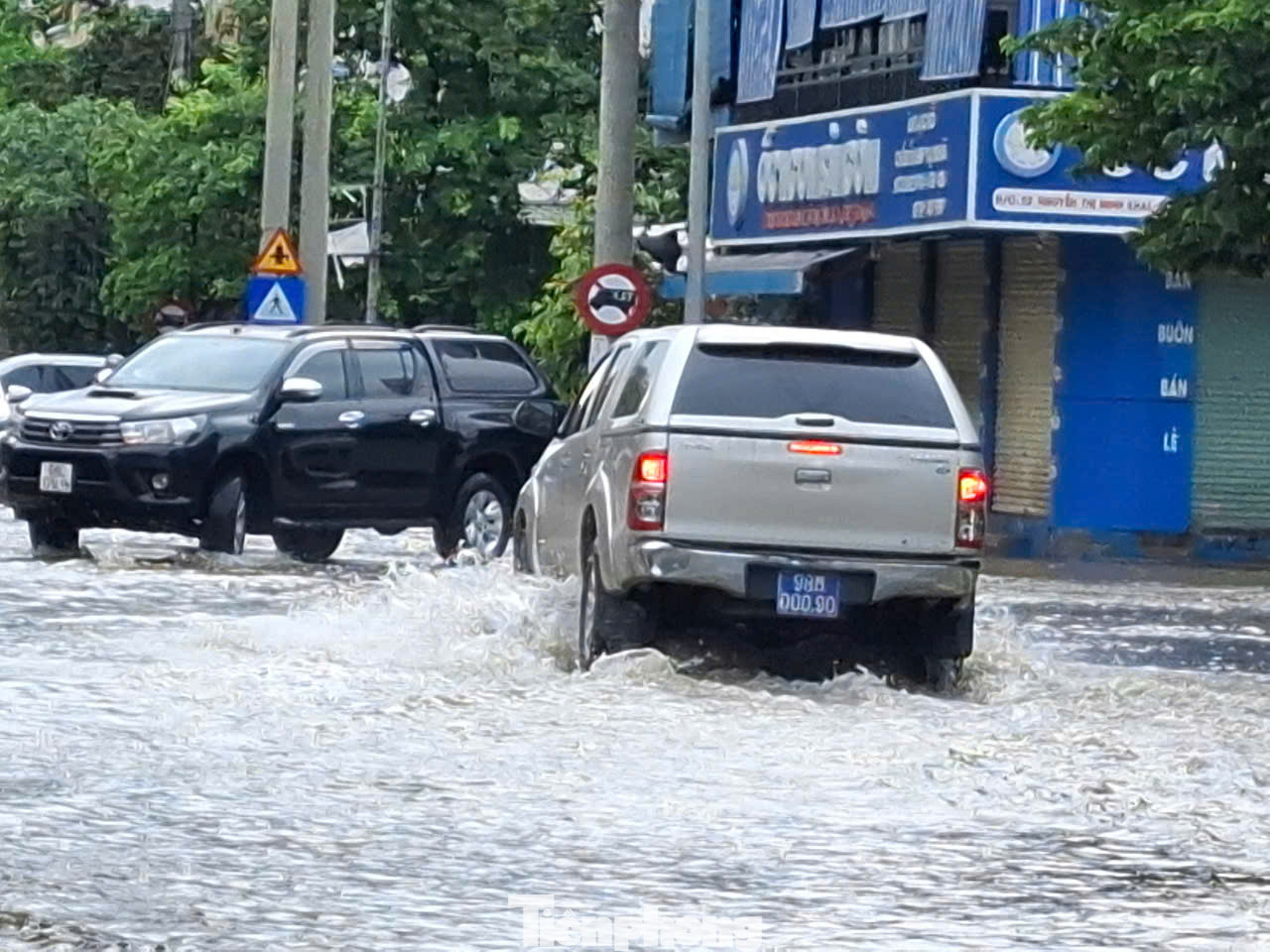 Đường Quách Nhẫn (thành phố Bắc Giang) cũng có nhiều điểm ngập nước mưa. Trước đó, thành phố Bắc Giang cũng có nhiều lần ngập sâu trong biển nước sau khi trời mưa to. Ảnh: Nguyễn Thắng