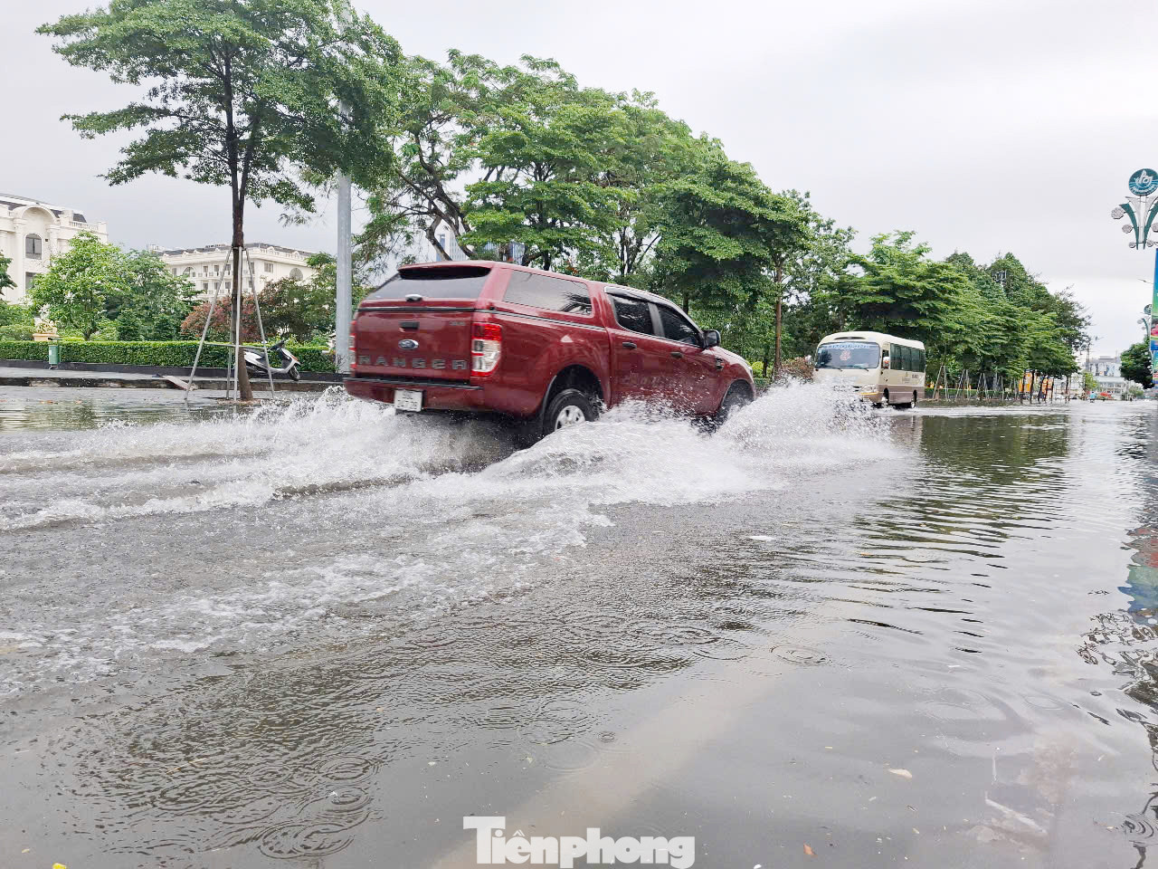 Đường Hoàng Văn Thụ (thành phố Bắc Giang) ngập sâu trong biển nước. Ảnh: Nguyễn Thắng