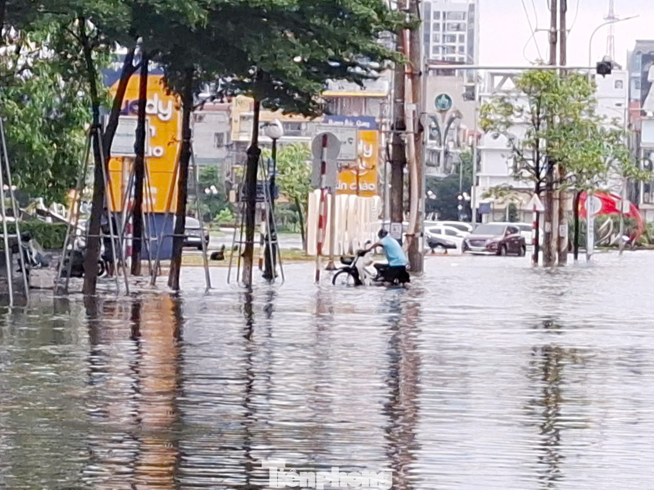 Khu vực Quảng trường 3/2 bị ngập nặng nhất, người dân đi làm phải dắt xe mô tô. Ảnh: Nguyễn Thắng