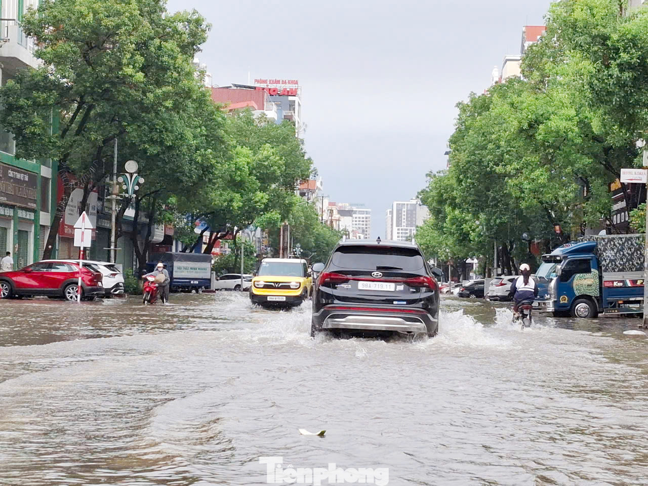Đến 7 giờ 30 phút sáng 4/6, đường Nguyễn Thị Minh Khai (thành phố Bắc Giang) vẫn còn ngập sâu trong nước mưa. Ảnh: Nguyễn Thắng