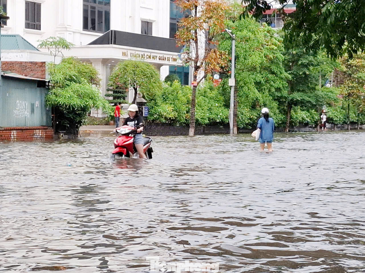 Đường Ngô Văn Cảnh (thành phố Bắc Giang) cũng chìm trong biển nước. Ảnh: Nguyễn Thắng