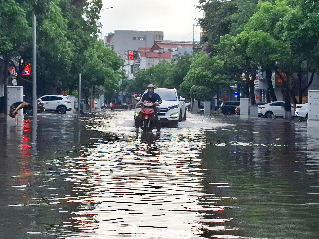Đường Lê Lợi (thành phố Bắc Giang) cũng có nhiều điểm bị ngập nước. Ảnh: Nguyễn Thắng