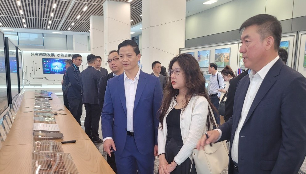 Lãnh đạo tỉnh Bắc Ninh thăm nhà máy của Tập đoàn Victory Giant Technology tại Trung Quốc. Lãnh đạo tỉnh Bắc Ninh thăm nhà máy của Tập đoàn Victory Giant Technology tại Trung Quốc.