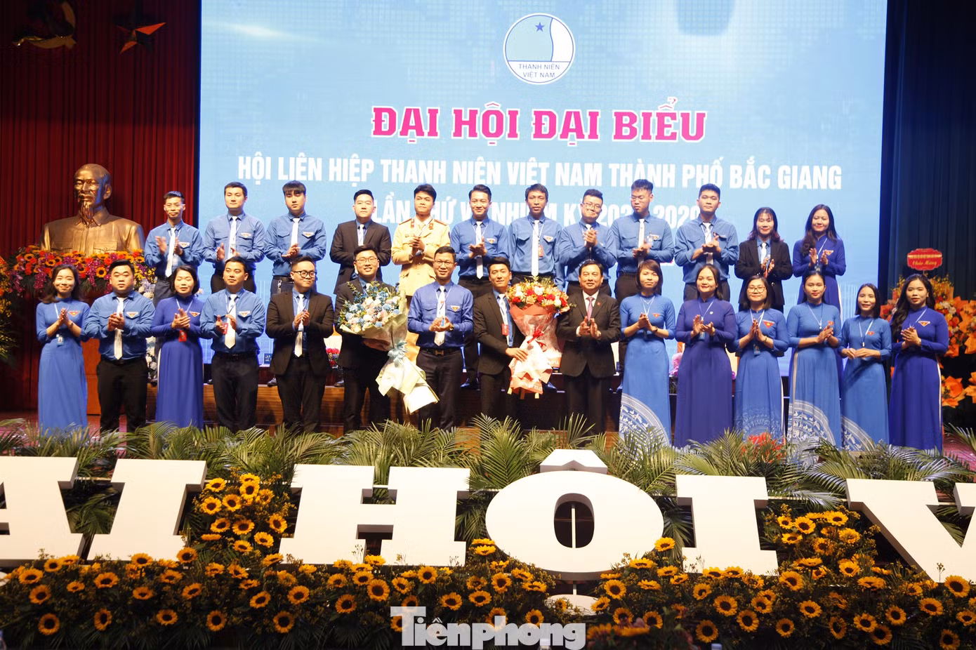 Ủy ban Hội LHTN thành phố Bắc Giang khóa VI ra mắt Đại hội. Ảnh: Nguyễn Thắng