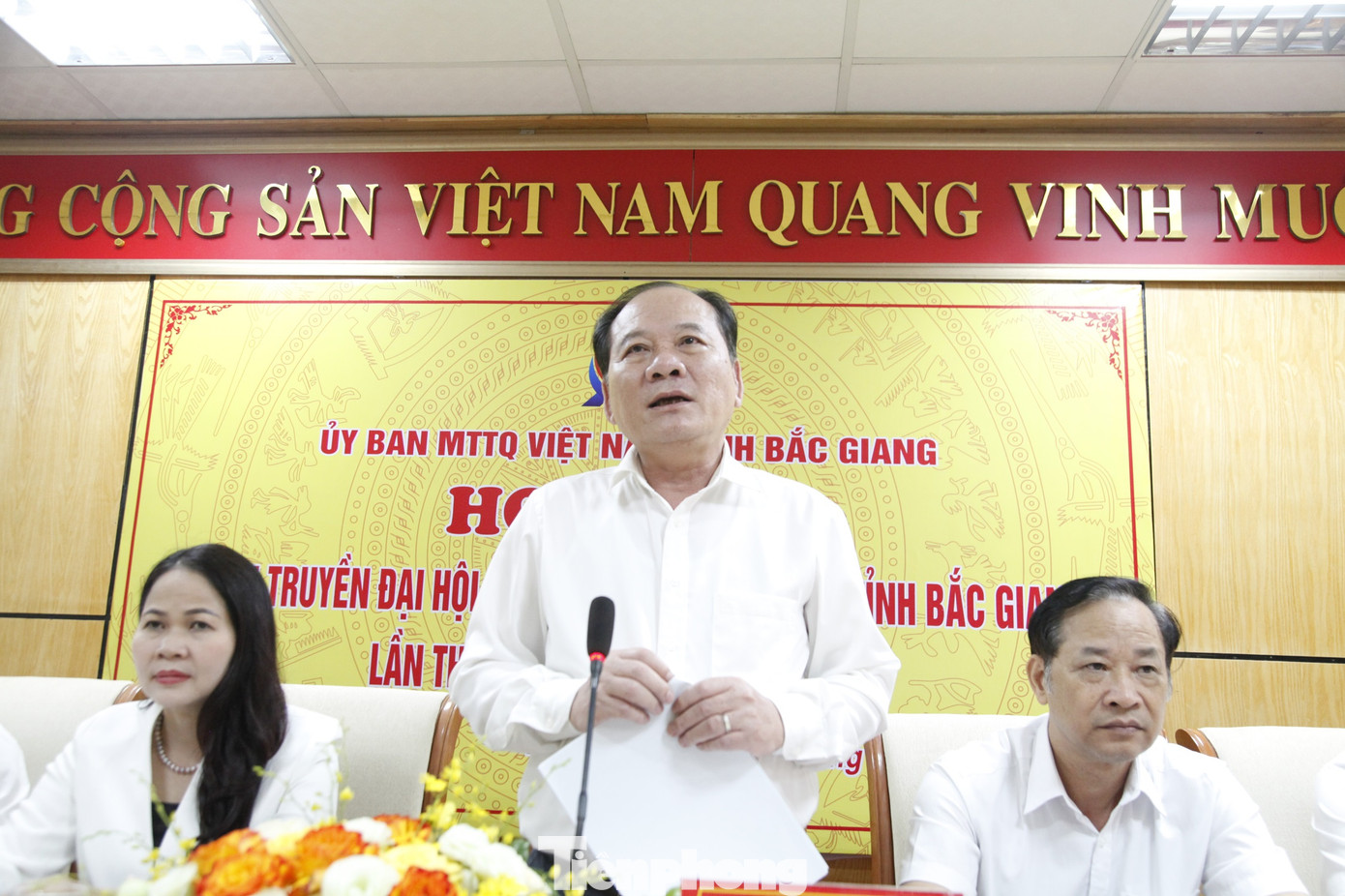 Ông Trần Công Thắng (ở giữa) - Ủy viên Ban Thường vụ Tỉnh ủy Bắc Giang có đơn xin nghỉ hưu trước tuổi. Ảnh: Nguyễn Thắng Ông Trần Công Thắng (ở giữa) - Ủy viên Ban Thường vụ Tỉnh ủy Bắc Giang có đơn xin nghỉ hưu trước tuổi. Ảnh: Nguyễn Thắng