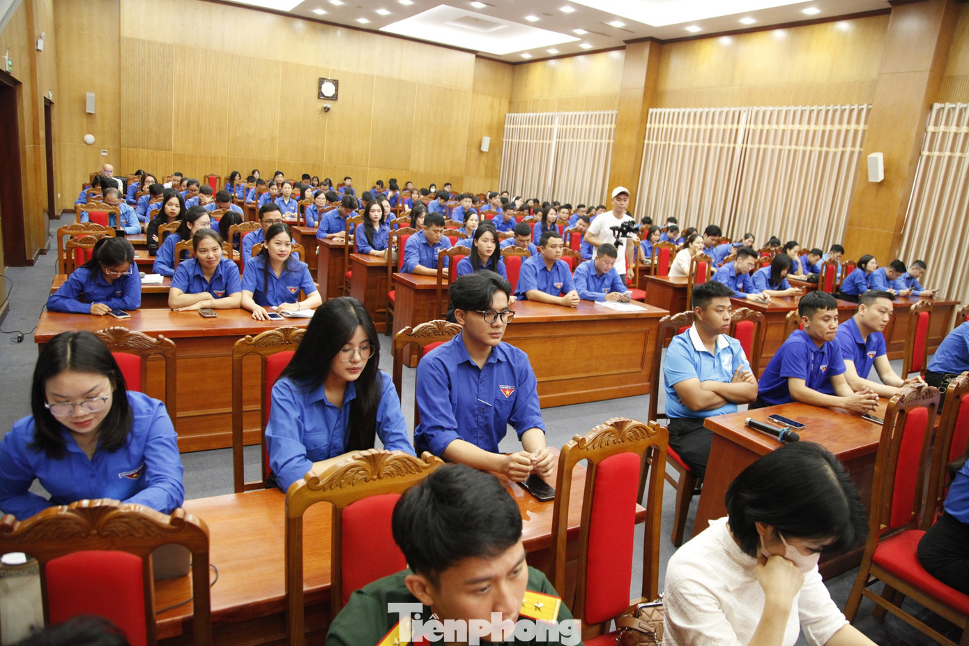 Khoảng 200 đoàn viên, thanh niên tham gia buổi đối thoại với Chủ tịch tỉnh Bắc Giang. Ảnh: Nguyễn Thắng