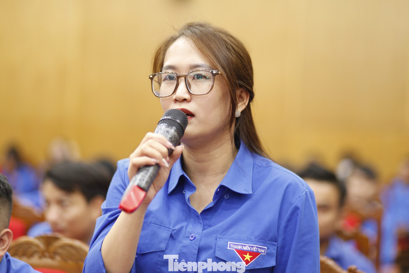 Phó Bí thư Huyện đoàn Lạng Giang Hà Thu Trang đặt câu hỏi với Chủ tịch UBND tỉnh Bắc Giang. Ảnh: Nguyễn Thắng