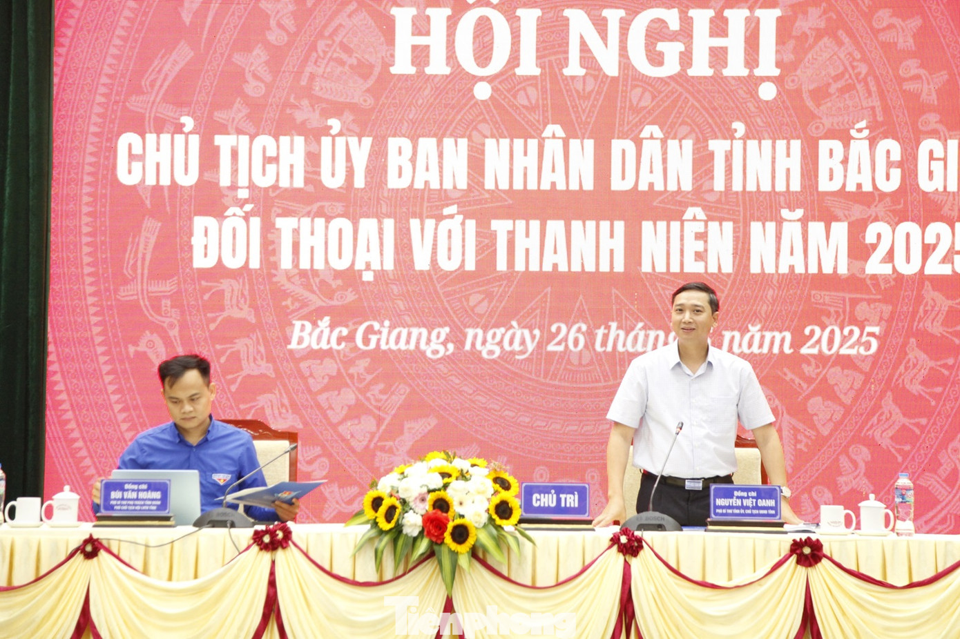Chủ tịch UBND tỉnh Bắc Giang Nguyễn Việt Oanh (đứng) và Phó Bí thư Tỉnh Đoàn Bắc Giang Bùi Văn Hoàng đồng chủ trì buổi đối thoại. Ảnh: Nguyễn Thắng