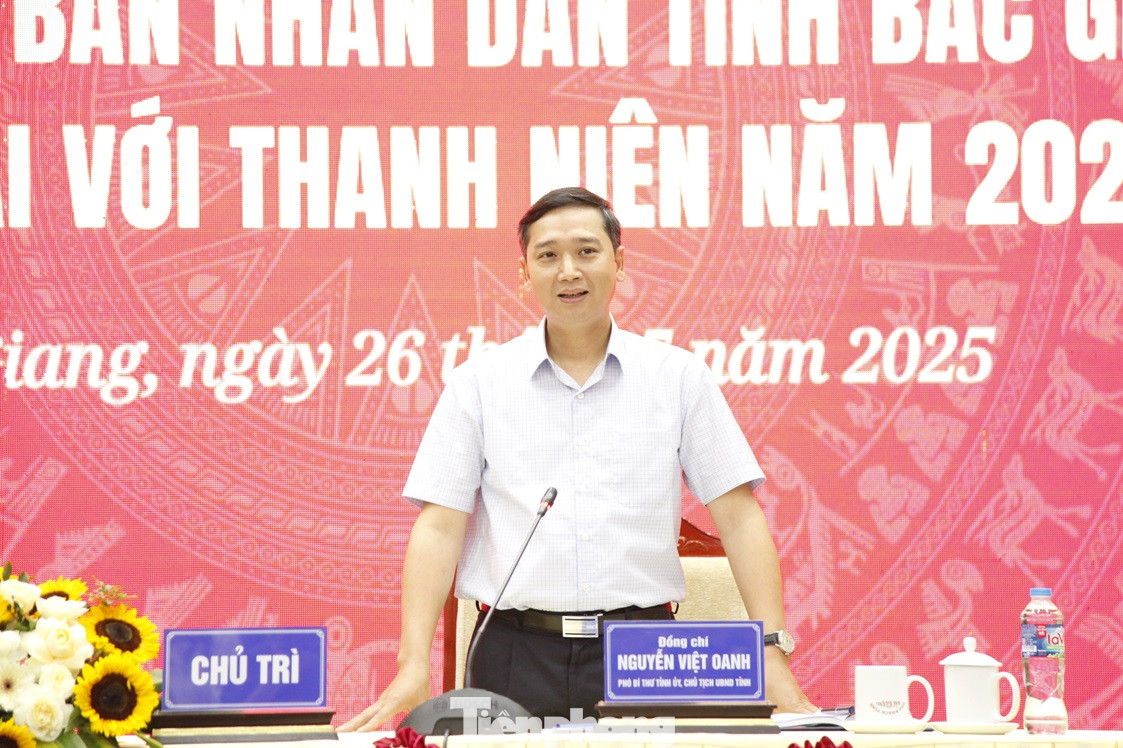 Chủ tịch UBND tỉnh Bắc Giang Nguyễn Việt Oanh trao đổi với thanh niên tại buổi đối thoại. Ảnh: Nguyễn Thắng