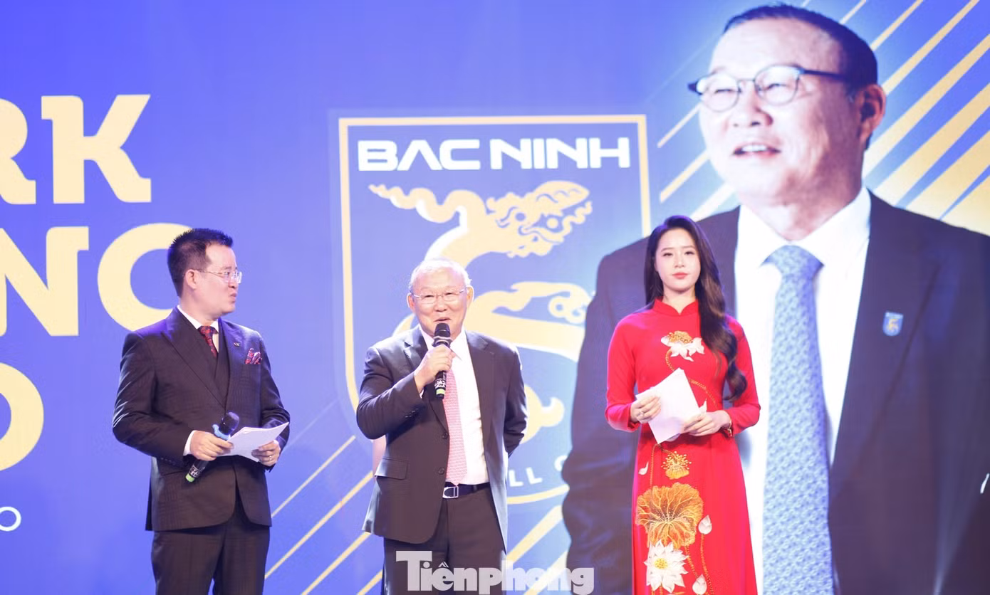 Ông Park Hang-seo chia sẻ tại lễ xuất quân của Câu lạc bộ bóng đá Bắc Ninh FC. Ảnh: Nguyễn Thắng