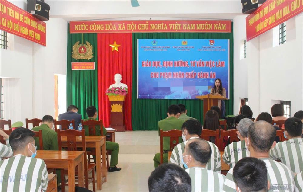 Tổ chức giáo dục, định hướng, tư vấn việc làm cho phạm nhân chấp hành án.