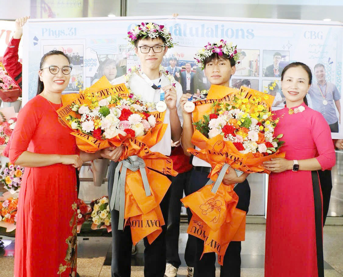 Em Trần Thế Công (bên trái) và Trương Phi Hùng cùng với phụ huynh.