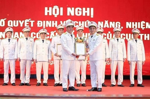 Lãnh đạo Cục Thuế trao quyết định cho ông Lê Bá Ngọc (bên trái). Lãnh đạo Cục Thuế trao quyết định cho ông Lê Bá Ngọc (bên trái).