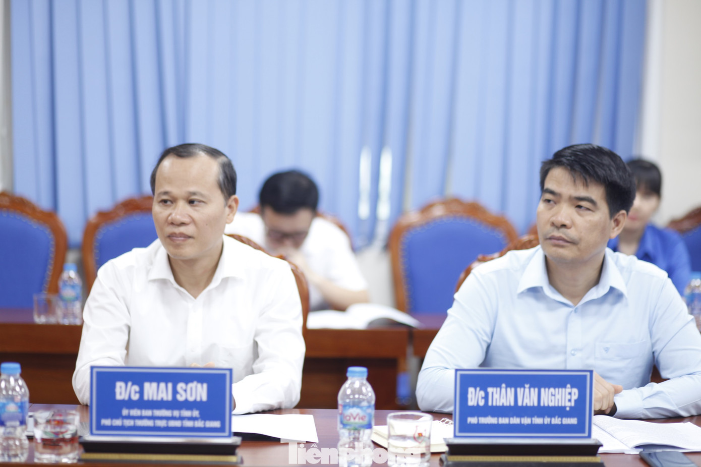 Phó Chủ tịch Thường trực UBND tỉnh Bắc Giang Mai Sơn (bên trái) dự hội nghị. Ảnh: Nguyễn Thắng