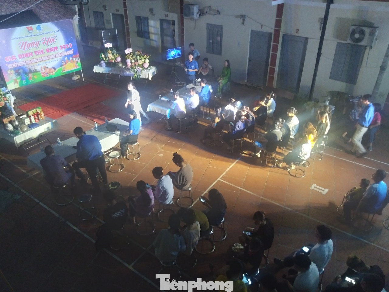 Công nhân xóm trọ và đoàn viên, thanh niên ở xã Nội Hoàng, huyện Yên Dũng (Bắc Giang) vui Tết Trung thu. Ảnh: Nguyễn Thắng. Công nhân xóm trọ và đoàn viên, thanh niên ở xã Nội Hoàng, huyện Yên Dũng (Bắc Giang) vui Tết Trung thu. Ảnh: Nguyễn Thắng.