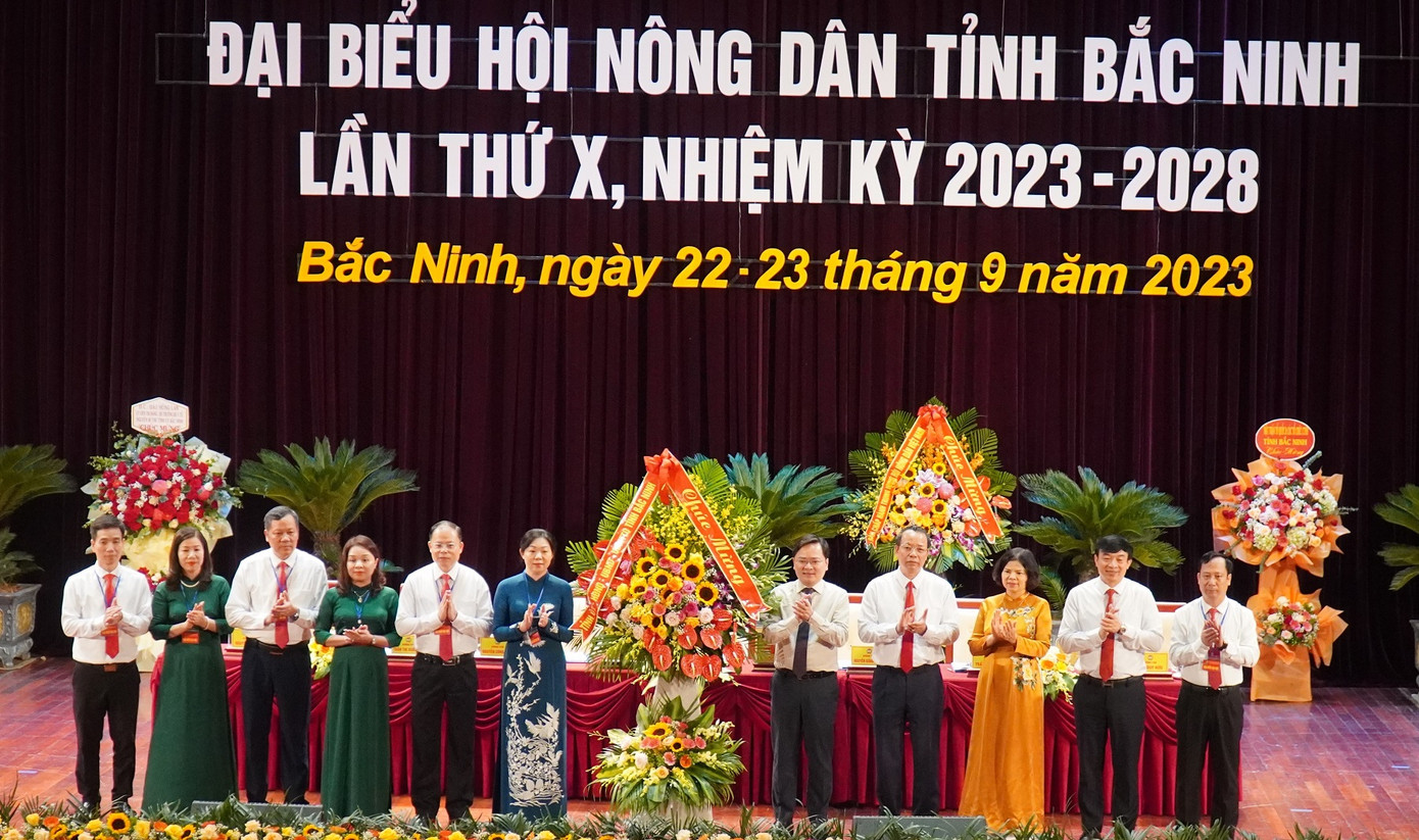 Lãnh đạo Tỉnh ủy, HĐND, UBND tỉnh Bắc Ninh tặng hoa chúc mừng đại hội.
