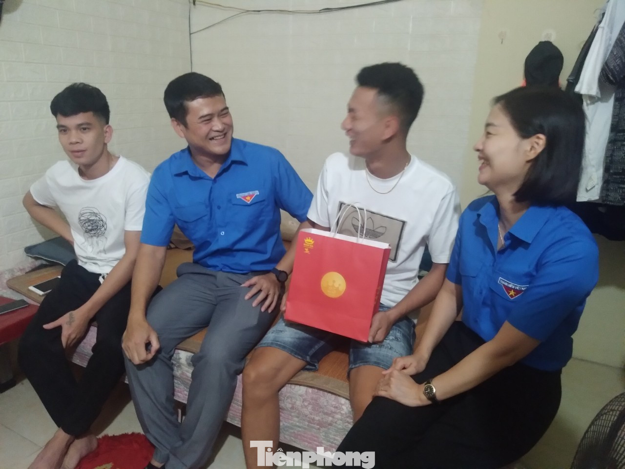 Anh Hoàng Văn Quân - Phó Chủ tịch Hội LHTN Bắc Giang (thứ 2 bên trái) tặng quà Trung thu cho công nhân tại nhà trọ. Ảnh: Nguyễn Thắng. Anh Hoàng Văn Quân - Phó Chủ tịch Hội LHTN Bắc Giang (thứ 2 bên trái) tặng quà Trung thu cho công nhân tại nhà trọ. Ảnh: Nguyễn Thắng.