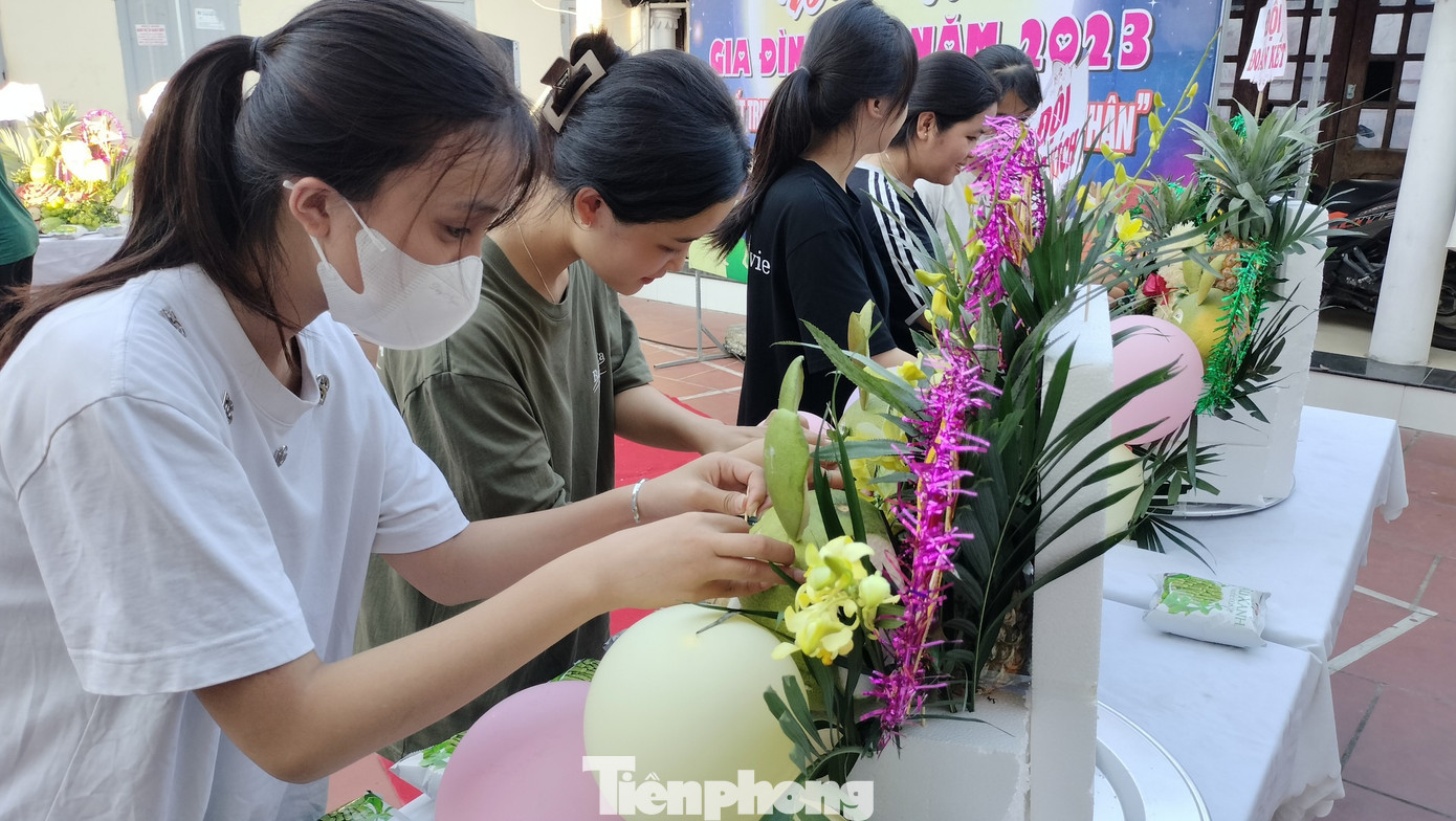 Đoàn viên và công nhân xóm trọ ở xã Nội Hoàng thi trang trí mâm cỗ Trung thu. Ảnh: Nguyễn Thắng. Đoàn viên và công nhân xóm trọ ở xã Nội Hoàng thi trang trí mâm cỗ Trung thu. Ảnh: Nguyễn Thắng.