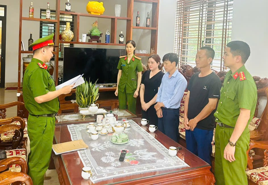 Cơ quan Công an đọc các quyết định tố tụng đối với Lương Thị Hằng.