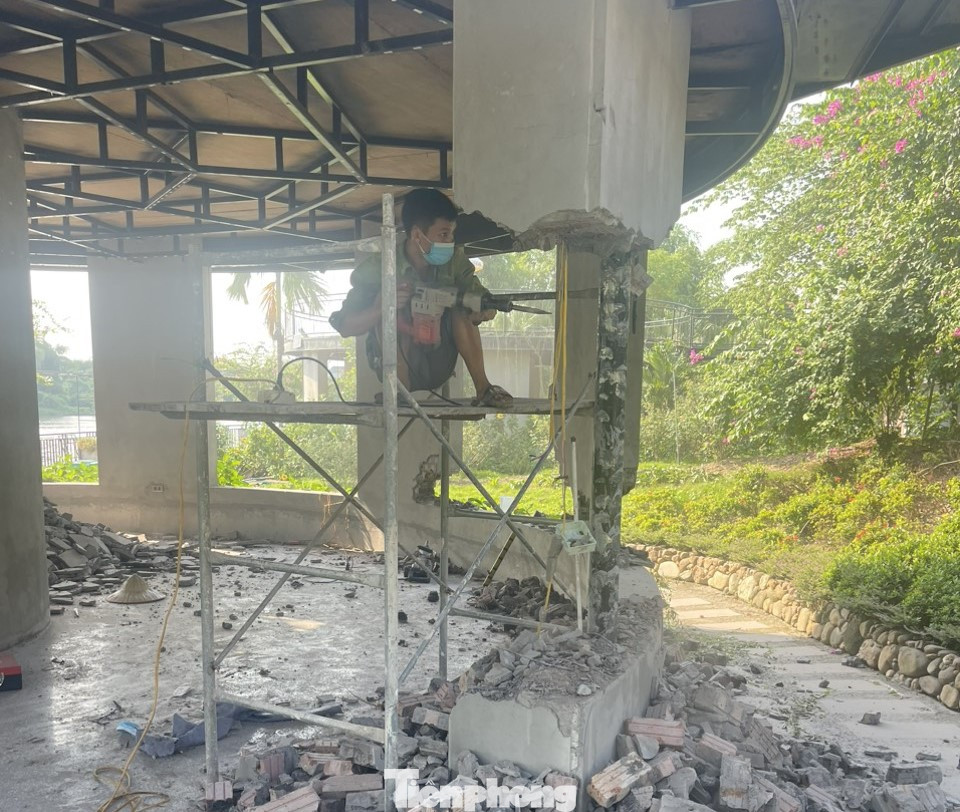 Một công trình vi phạm tại dự án khu vui chơi và sinh thái của Cty Cua Đỏ đang được tháo dỡ. Một công trình vi phạm tại dự án khu vui chơi và sinh thái của Cty Cua Đỏ đang được tháo dỡ.