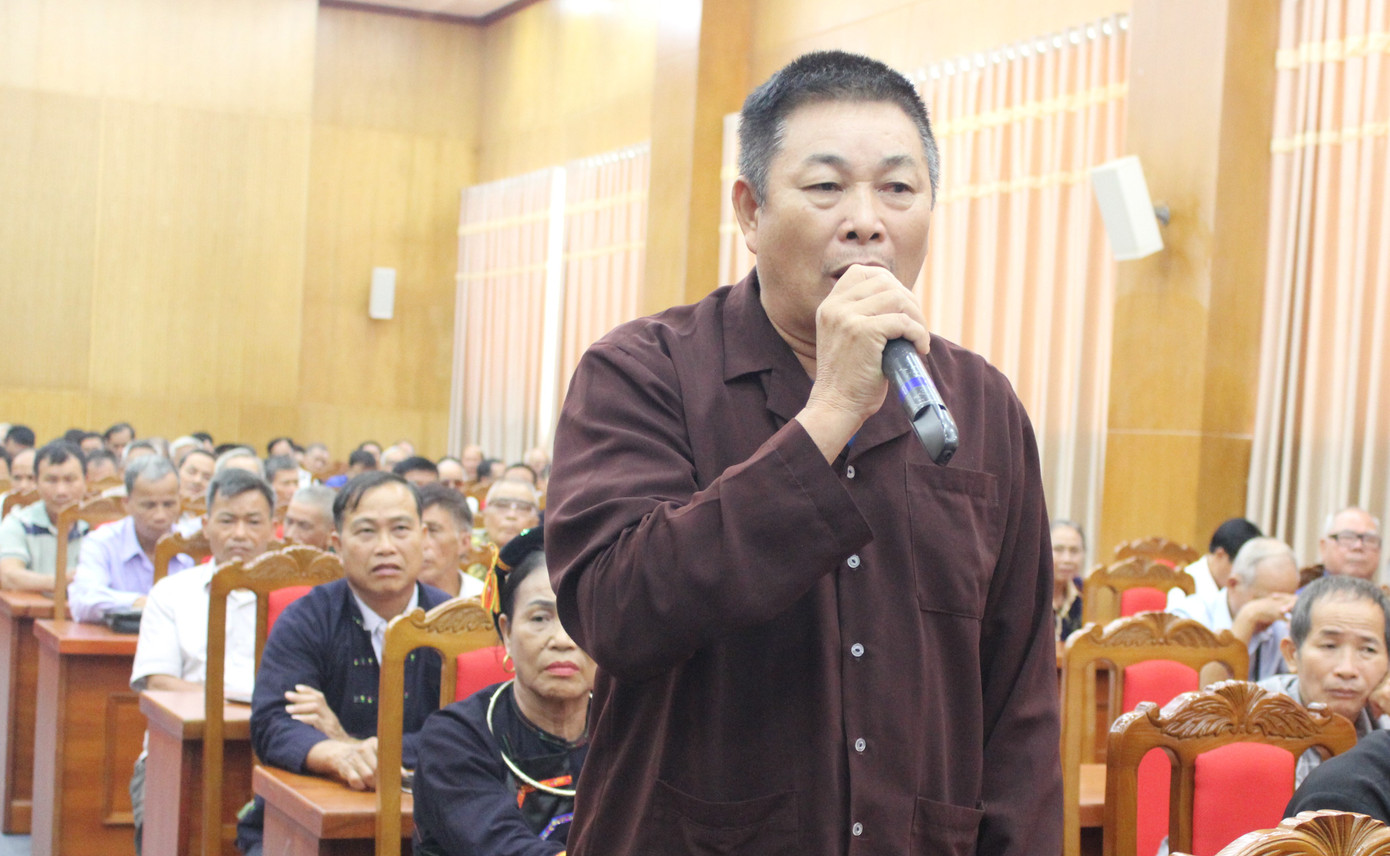 Người có uy tín phát biểu tại hội nghị. Người có uy tín phát biểu tại hội nghị.