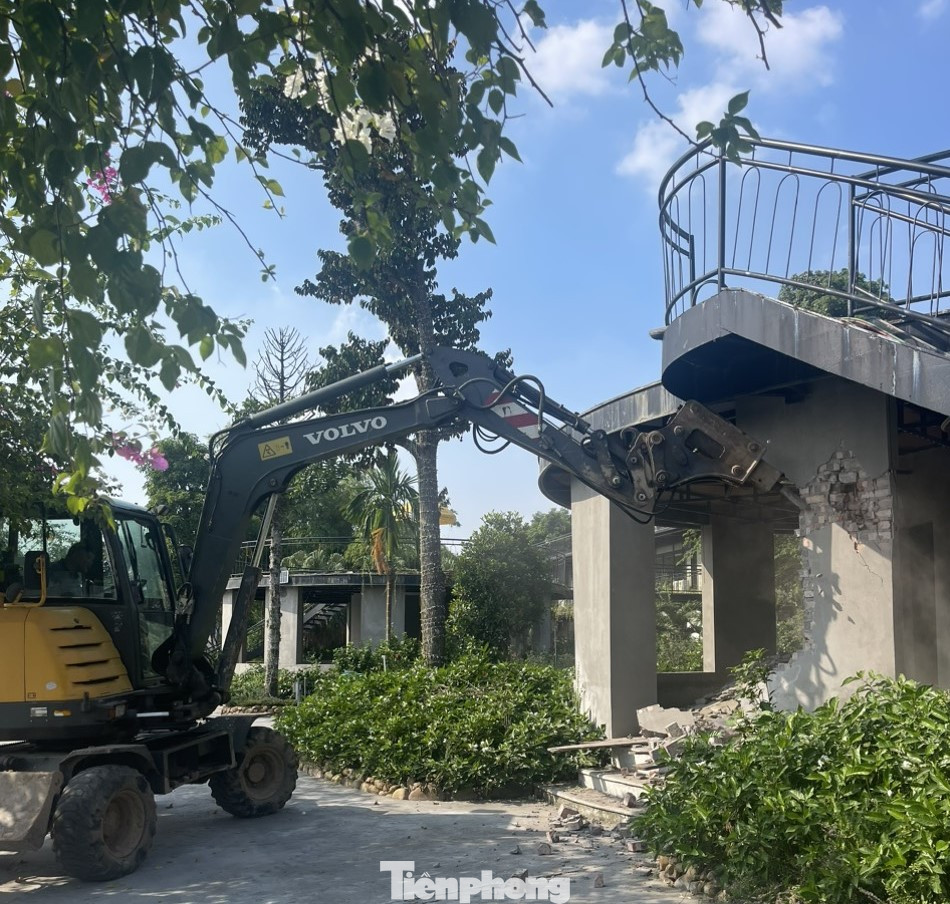 Tháo dỡ công trình vi phạm tại dự án khu vui chơi và sinh thái của Cty Cua Đỏ. Tháo dỡ công trình vi phạm tại dự án khu vui chơi và sinh thái của Cty Cua Đỏ.