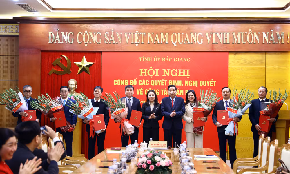 Lãnh đạo Tỉnh ủy Bắc Giang tặng hoa chúc mừng các cán bộ được bổ nhiệm.