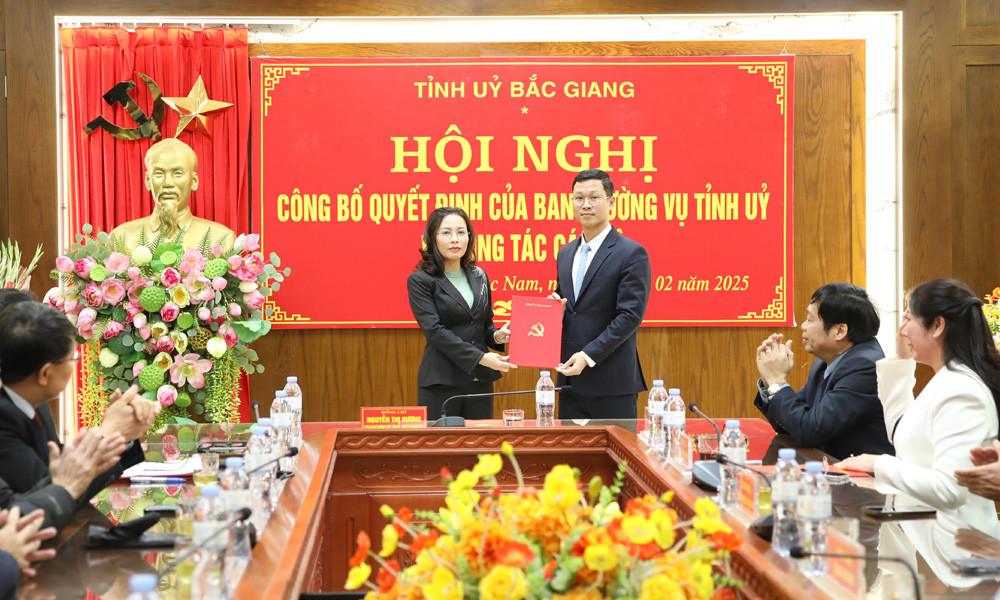 Phó Bí thư Thường trực Tỉnh ủy, Chủ tịch HĐND tỉnh Bắc Giang Nguyễn Thị Hương trao quyết định cho anh Thân Trung Kiên.