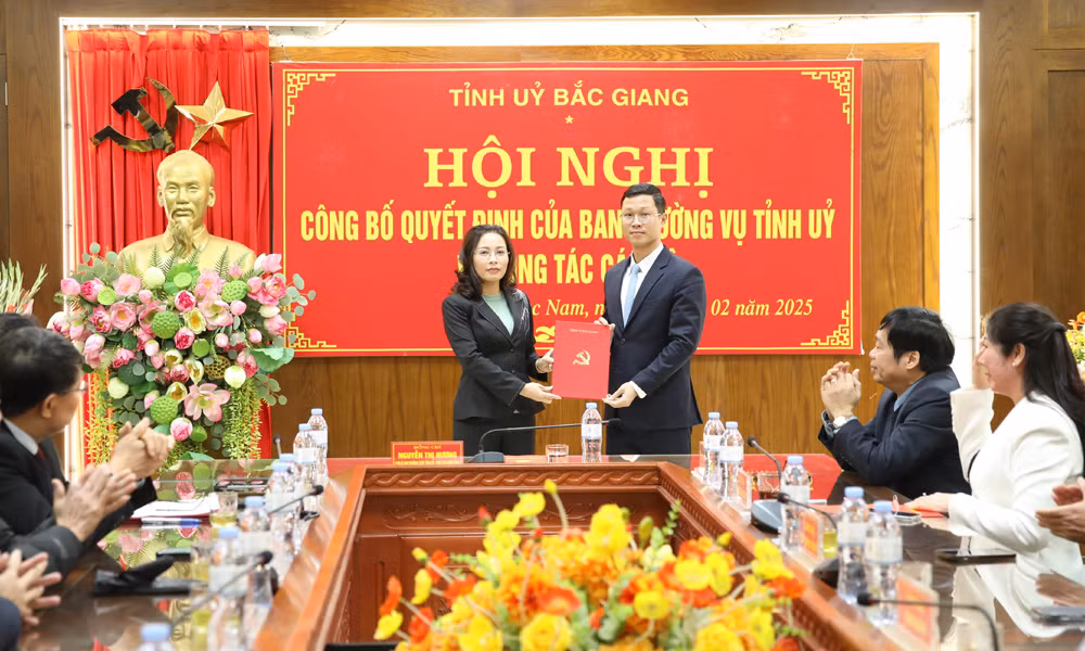 Phó Bí thư Thường trực Tỉnh ủy, Chủ tịch HĐND tỉnh Bắc Giang Nguyễn Thị Hương trao quyết định cho anh Thân Trung Kiên.