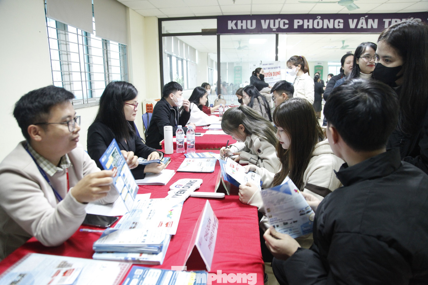 Doanh nghiệp FDI phỏng vấn người lao động tại phiên giao dịch việc làm của tỉnh Bắc Giang. Ảnh: Nguyễn Thắng. Doanh nghiệp FDI phỏng vấn người lao động tại phiên giao dịch việc làm của tỉnh Bắc Giang. Ảnh: Nguyễn Thắng.