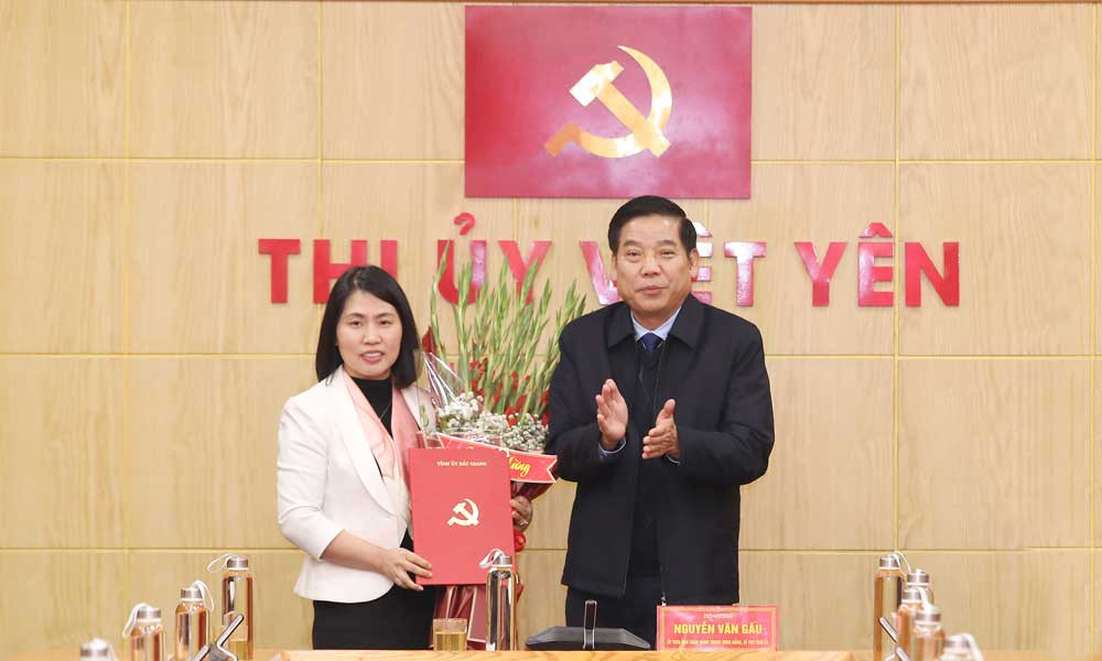 Bí thư Tỉnh ủy Bắc Giang Nguyễn Văn Gấu trao quyết định cho bà Thủy. Bí thư Tỉnh ủy Bắc Giang Nguyễn Văn Gấu trao quyết định cho bà Thủy.