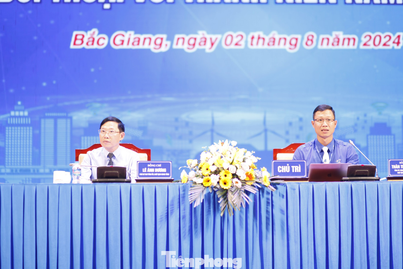 Chủ tịch UBND tỉnh Bắc Giang Lê Ánh Dương (bên trái) và Bí thư Tỉnh Đoàn, Chủ tịch Hội LHTN tỉnh Bắc Giang Thân Trung Kiên tham gia đối thoại với đại biểu tại Đại hội. Ảnh: Nguyễn Thắng Chủ tịch UBND tỉnh Bắc Giang Lê Ánh Dương (bên trái) và Bí thư Tỉnh Đoàn, Chủ tịch Hội LHTN tỉnh Bắc Giang Thân Trung Kiên tham gia đối thoại với đại biểu tại Đại hội. Ảnh: Nguyễn Thắng