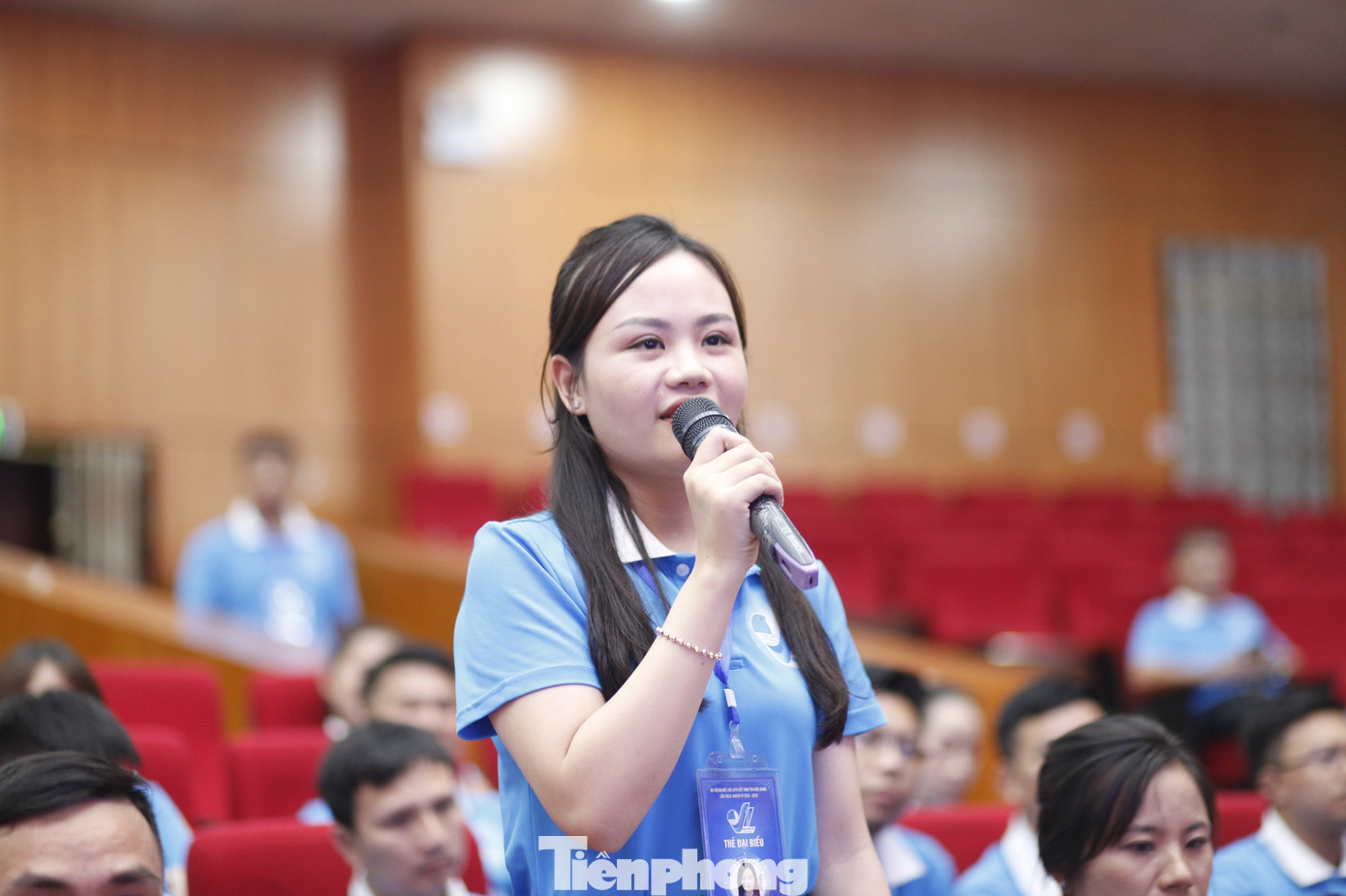 Đại biểu Hoàng Mỹ Linh - Phó Bí thư Huyện Đoàn Yên Dũng đặt câu hỏi. Ảnh: Nguyễn Thắng Đại biểu Hoàng Mỹ Linh - Phó Bí thư Huyện Đoàn Yên Dũng đặt câu hỏi. Ảnh: Nguyễn Thắng