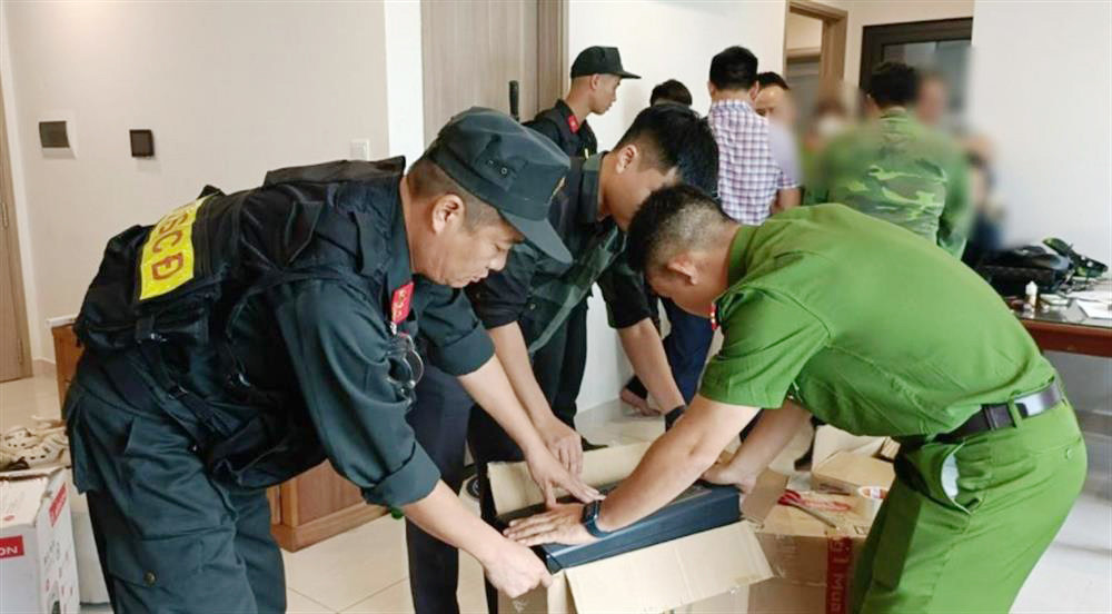 Công an Bắc Giang khám xét và bắt giữ các đối tượng trong chuyên án. Công an Bắc Giang khám xét và bắt giữ các đối tượng trong chuyên án.