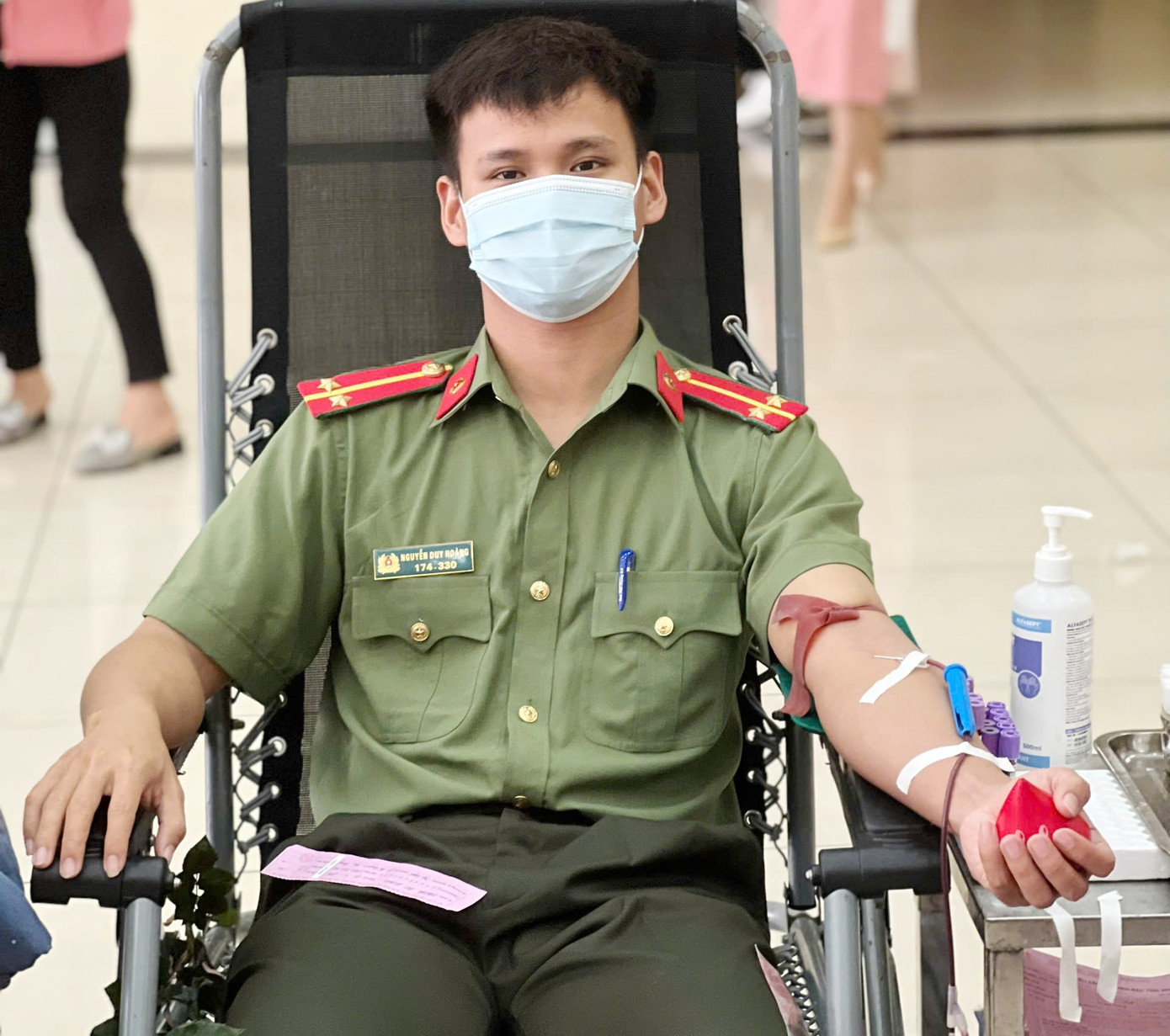 Thượng úy Nguyễn Duy Hoàng hiến máu. Thượng úy Nguyễn Duy Hoàng hiến máu.