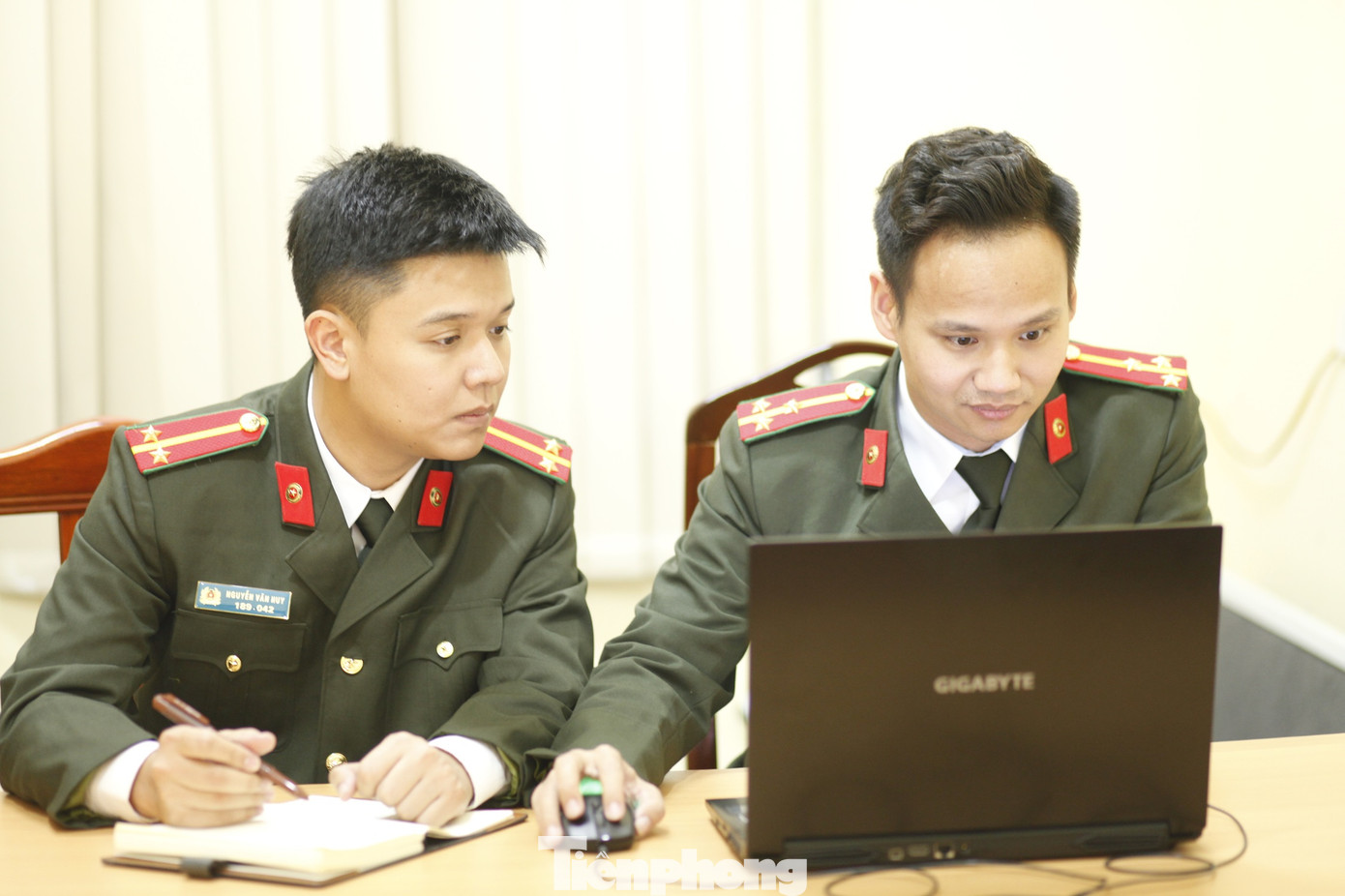 Thượng úy Nguyễn Duy Hoàng (bên phải) trao đổi công việc cùng đồng đội. Ảnh: Nguyễn Thắng Thượng úy Nguyễn Duy Hoàng (bên phải) trao đổi công việc cùng đồng đội. Ảnh: Nguyễn Thắng