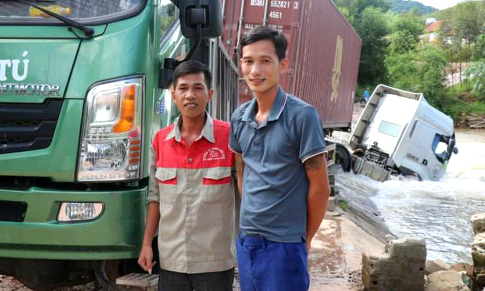 Anh Nguyễn Văn Tú (bên phải) và anh Nguyễn Văn Liên tại hiện trường vụ việc. Anh Nguyễn Văn Tú (bên phải) và anh Nguyễn Văn Liên tại hiện trường vụ việc.