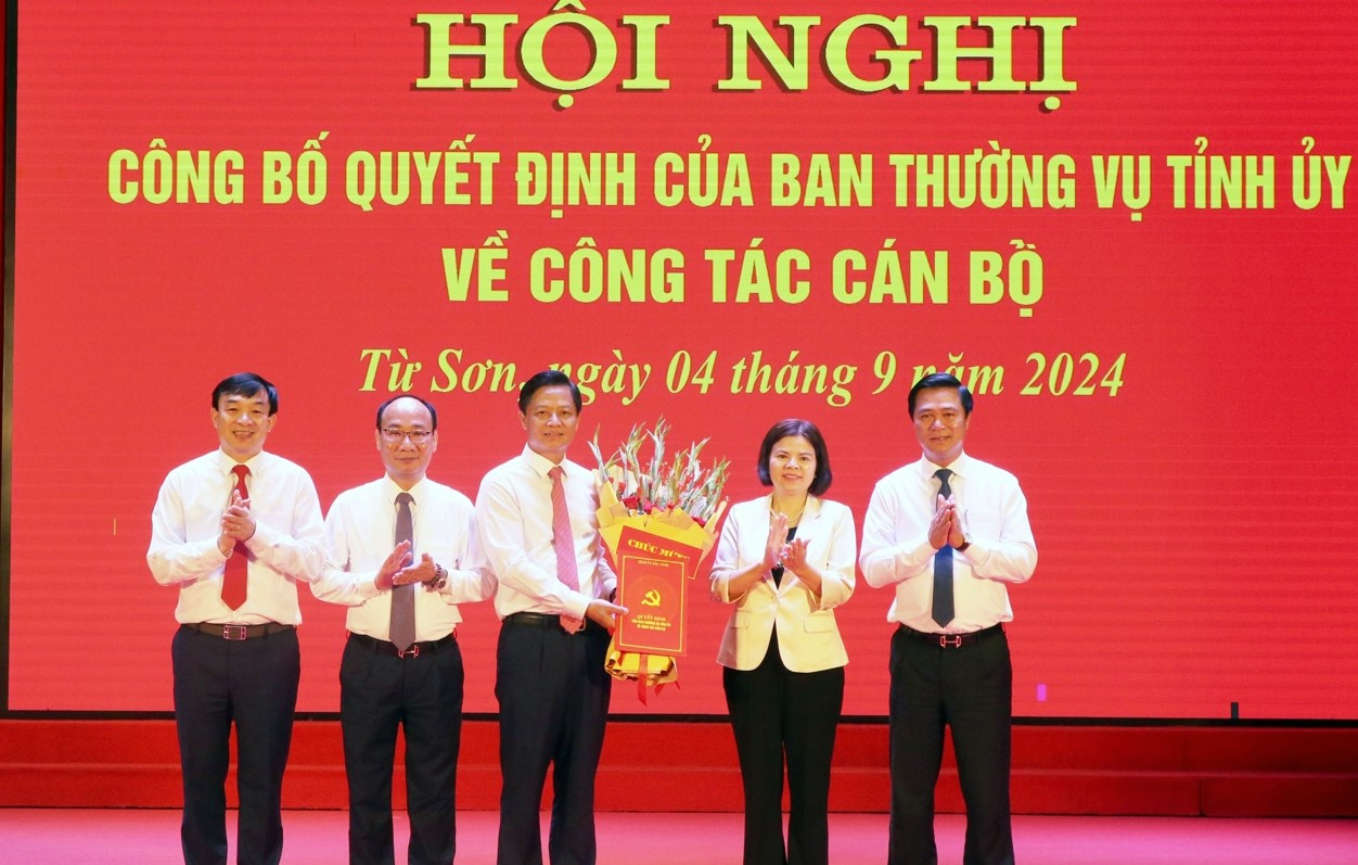 Phó Bí thư Thường trực Tỉnh ủy, Chủ tịch HĐND tỉnh Bắc Ninh Nguyễn Hương Giang (bên phải) trao quyết định cho ông Lưu Đình Thực.