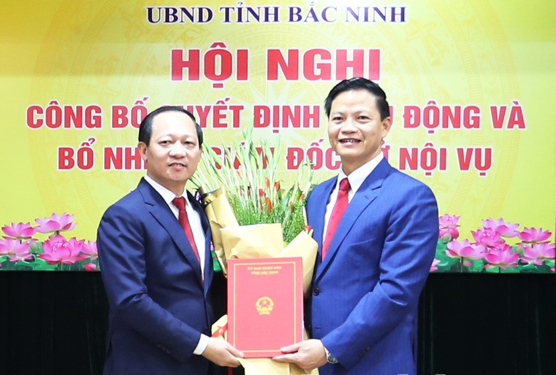 Chủ tịch UBND tỉnh Bắc Ninh Vương Quốc Tuấn (bên phải) trao quyết định cho ông Phúc.