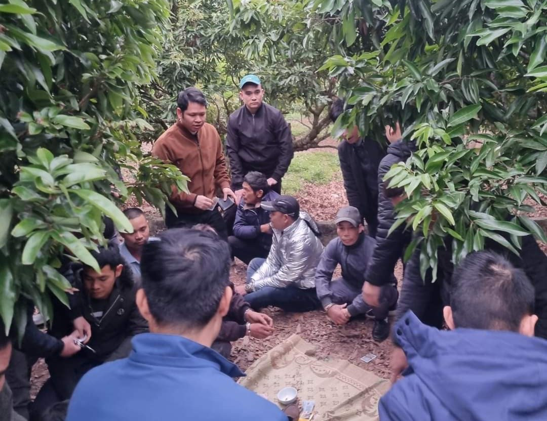 Công an huyện Lục Nam bắt giữ các đối tượng tại hiện trường. Công an huyện Lục Nam bắt giữ các đối tượng tại hiện trường.