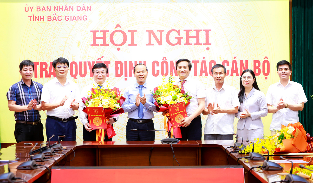 Phó Chủ tịch Thường trực UBND tỉnh Bắc Giang Mai Sơn (ở giữa) trao quyết định nghỉ hưu trước tuổi cho Chánh Văn và Phó Chánh Văn phòng UBND tỉnh Bắc Giang. Phó Chủ tịch Thường trực UBND tỉnh Bắc Giang Mai Sơn (ở giữa) trao quyết định nghỉ hưu trước tuổi cho Chánh Văn và Phó Chánh Văn phòng UBND tỉnh Bắc Giang.