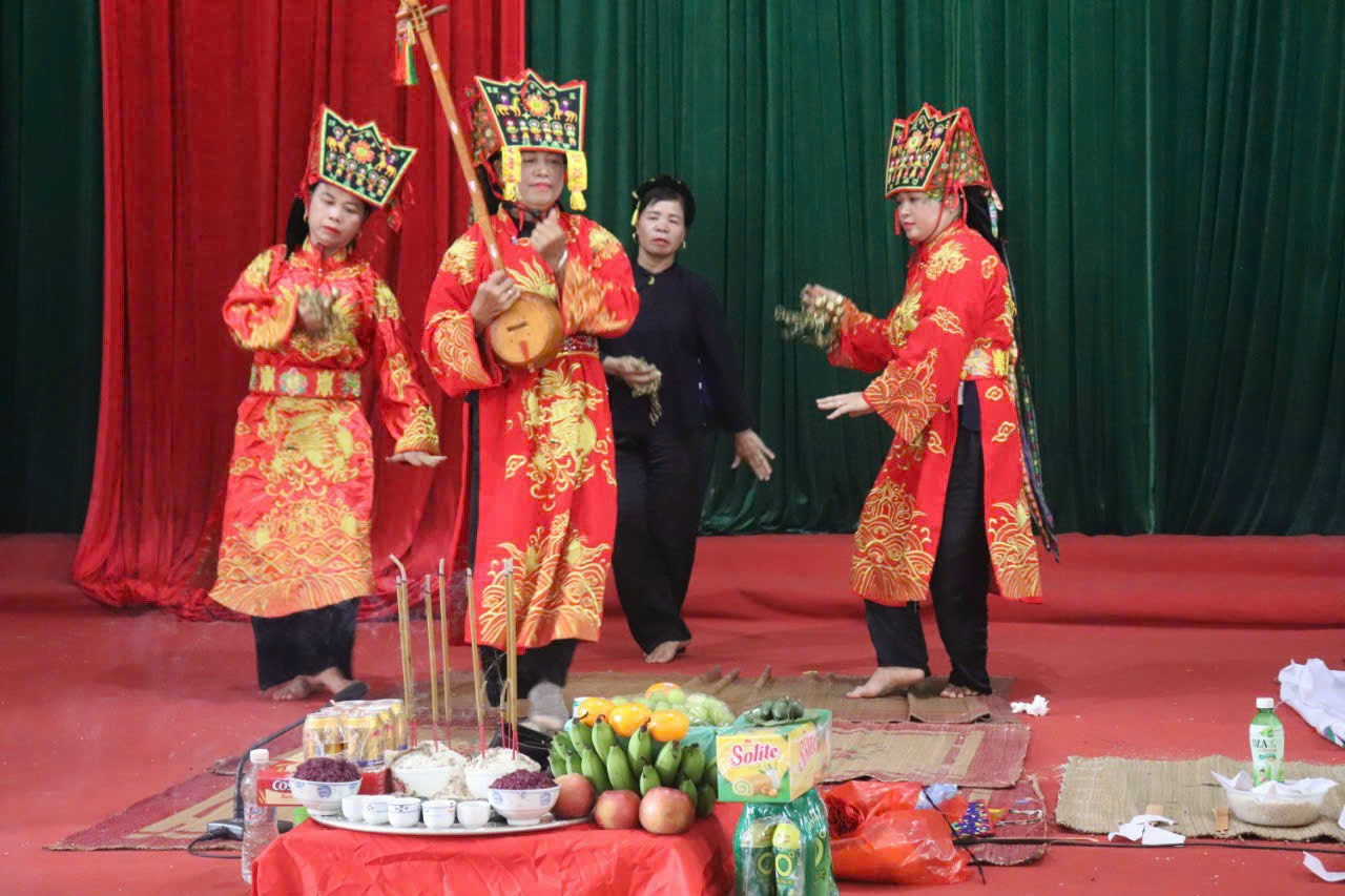 Nghệ nhân ưu tú Chu Thị Hồng Vân thực hành dựng lại nghi lễ cúng Then dâng sao giải hạn tại lớp tập huấn. Nghệ nhân ưu tú Chu Thị Hồng Vân thực hành dựng lại nghi lễ cúng Then dâng sao giải hạn tại lớp tập huấn.