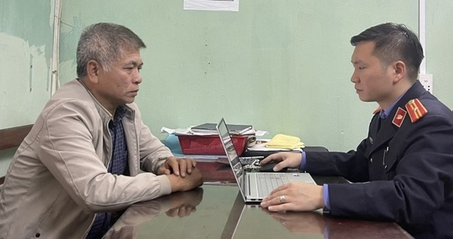 Đối tượng Nguyễn Hữu Độ (bên trái).