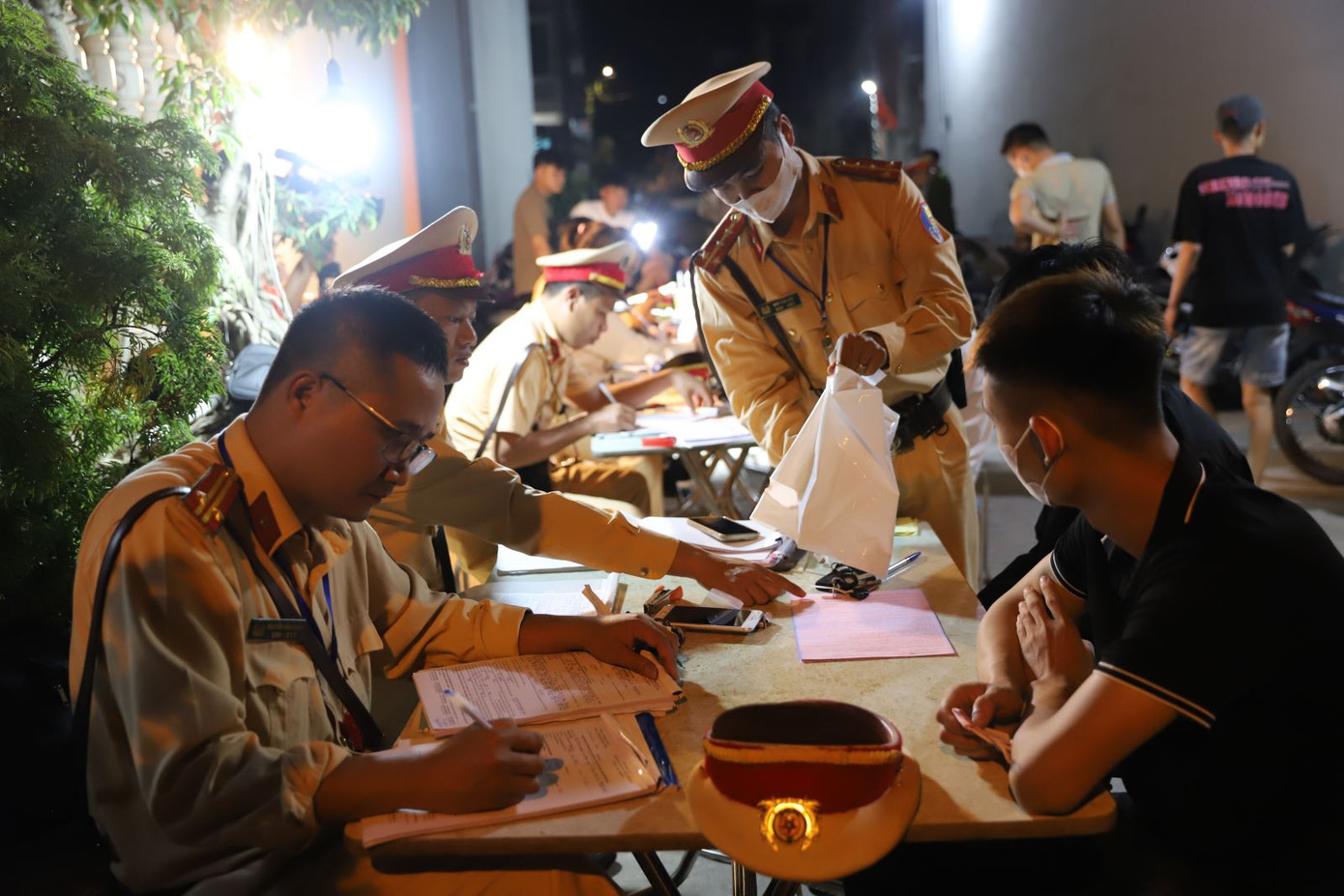 Công an tỉnh Bắc Ninh xử lý thanh thiếu niên vi phạm giao thông.