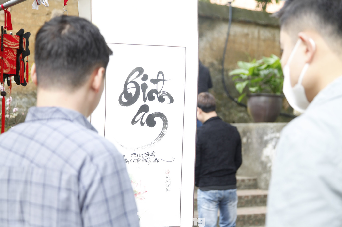 Năm nay, nhiều người thích chữ bình an. Ảnh: Nguyễn Thắng