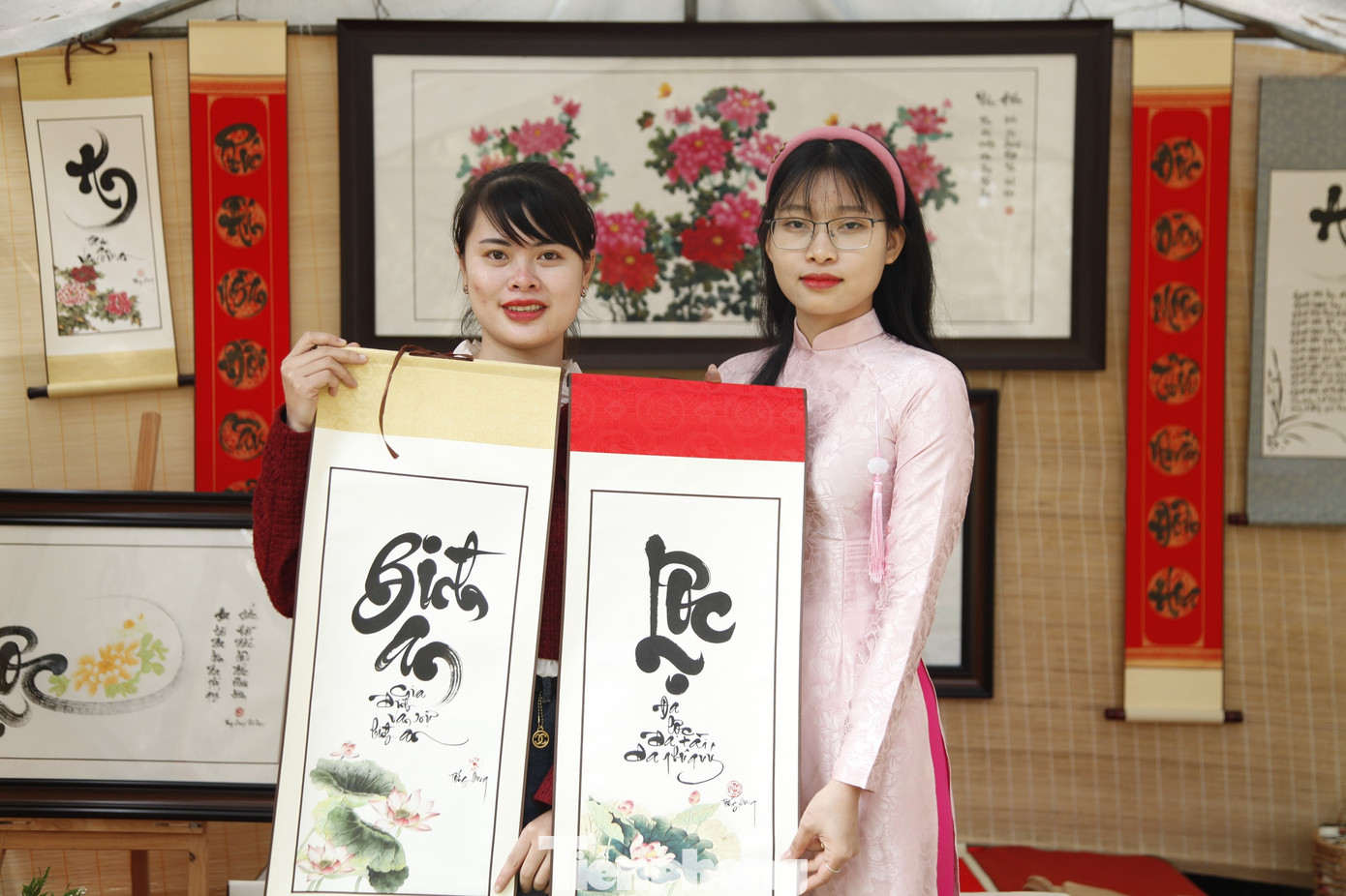 Chị Nguyễn Thị Lý, 27 tuổi, ở xã Thượng Lan, thị xã Việt Yên (Bắc Giang) đến xin chữ bình an và chữ lộc của cô đồ Dung, với mong muốn sang năm mới, gia đình chị được bình an, nhiều tài lộc, công việc kinh doanh thuận lợi. Ảnh: Nguyễn Thắng