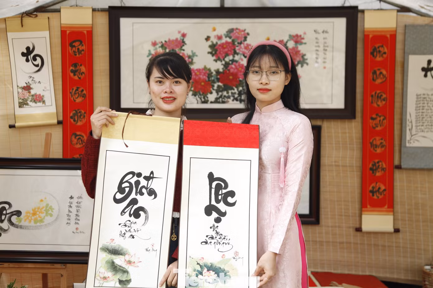 Chị Nguyễn Thị Lý, 27 tuổi, ở xã Thượng Lan, thị xã Việt Yên (Bắc Giang) đến xin chữ bình an và chữ lộc của cô đồ Dung, với mong muốn sang năm mới, gia đình chị được bình an, nhiều tài lộc, công việc kinh doanh thuận lợi. Ảnh: Nguyễn Thắng